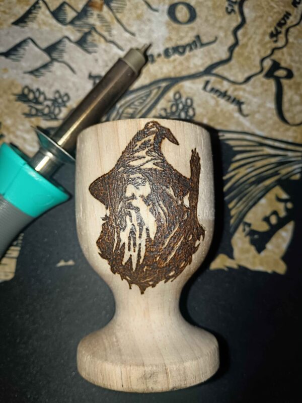 Le Coquetier en Bois avec Pyrogravure de Gandalf – Image 2